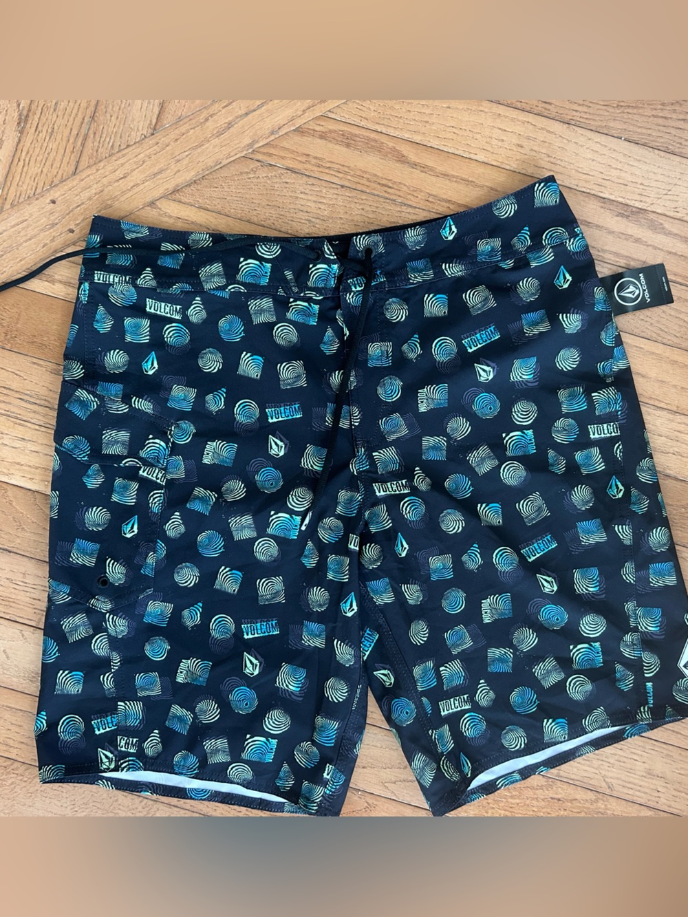 NEW men’s Volcom manic logo board shorts 32